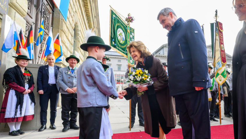 Kinder in bayerischer Tracht begrüßen Ihre Majestät Königin ...