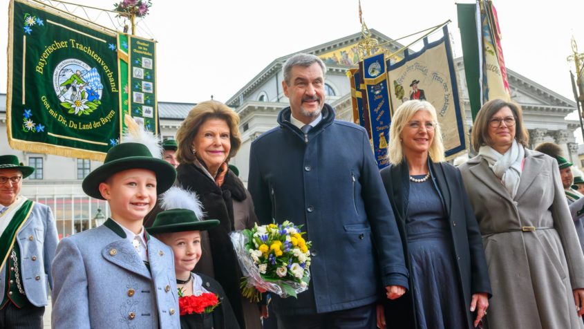 Ihre Majest&auml;t K&ouml;nigin Silvia von Schweden, Ministerpr&auml;sident Dr. Markus S&ouml;der, Sozialministerin Ulrike Scharf und Landtagspr&auml;sidentin Ilse Aigner vor der M&uuml;nchner Residenz.