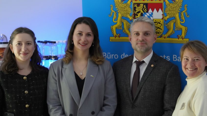 Von links nach rechts: Viktoriia Khomenko und Anna Maslak (Bayerisches ...