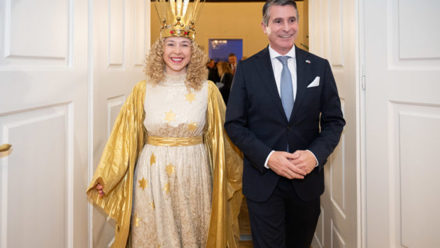 Das N&uuml;rnberger Christkind Nora Falk (links) und Europaminister Eric Bei&szlig;wenger (rechts).