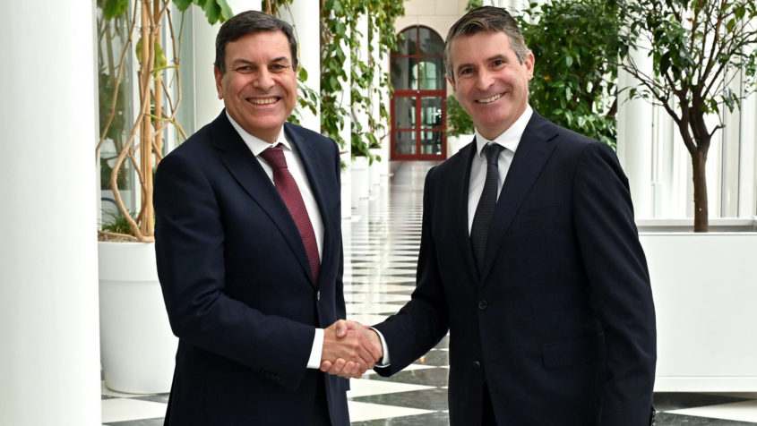 Europaminister Eric Beißwenger (rechts) begrüßt den Wirtschafts- und Finanzminister der Region Kastilien, Carlos Fernández Carriedo (links), in der Staatskanzlei.