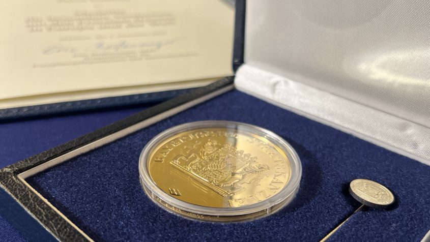 Der Freistaat Bayern ehrt mit der Medaille für besondere Verdienste ...