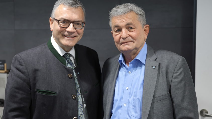 Staatsminister Dr. Florian Herrmann (links) und der Hauptgesch&auml;ftsf&uuml;hrer der vbw - Vereinigung der Bayerischen Wirtschaft e.V., Bertram Brossardt (rechts). Bild: vbw &ndash; Vereinigung der Bayerischen Wirtschaft e. V.