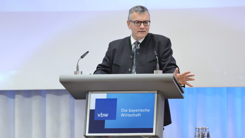 "Als Heimat von rund einem Drittel der deutschen R&uuml;stungsindustrie ist der Freistaat zudem hervorragend aufgestellt, um einen ma&szlig;geblichen Beitrag zum Aufwuchs und zur Ausstattung der Bundeswehr zu leisten &ndash; mit positiven Effekten f&uuml;r Sicherheit und Wirtschaft." - Staatsminister Dr. Florian Herrmann. Bild: vbw &ndash; Vereinigung der Bayerischen Wirtschaft e. V.