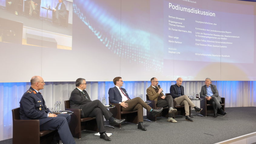 Podiumsdiskussion im Rahmen der Kooperationsveranstaltung &bdquo;Bayern und die neue verteidigungspolitische Realit&auml;t&ldquo; der Vereinigung der Bayerischen Wirtschaft e. V. mit dem Landeskommando Bayern. Bild: vbw &ndash; Vereinigung der Bayerischen Wirtschaft e. V.