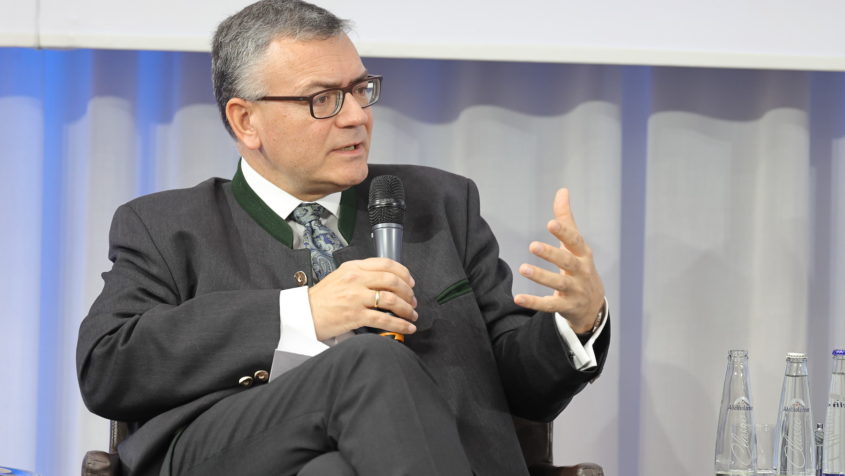 Staatsminister Dr. Florian Herrmann: "Bayern unterst&uuml;tzt die Zeitenwende aktiv und mit voller Kraft: durch den Ausbau milit&auml;rischer Infrastruktur, beschleunigte Bau- und Genehmigungsverfahren, gezielte gesetzliche Ma&szlig;nahmen." Bild: vbw &ndash; Vereinigung der Bayerischen Wirtschaft e. V.