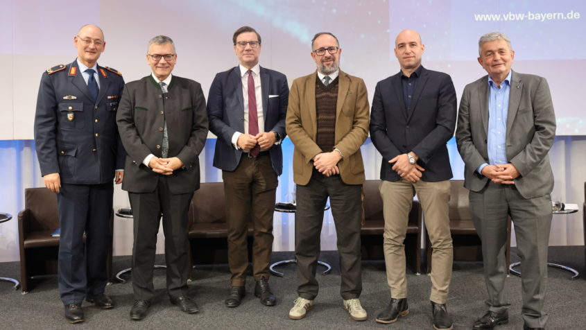 Gruppenbild (v.l.n.r.): Der Kommandeur des Landeskommandos Bayern, Brigadegeneral Thomas Hambach, Staatsminister Dr. Florian Herrmann, der Senior Fellow der M&uuml;nchner Sicherheitskonferenz, Nico Lange, Moderator Stephan Lina, der Chief Revenue Officer bei Quantum Systems, Martin Karkour, und der Hauptgesch&auml;ftsf&uuml;hrer der vbw &ndash; Vereinigung der Bayerischen Wirtschaft e.V., Bertram Brossardt. Bild: vbw &ndash; Vereinigung der Bayerischen Wirtschaft e. V.