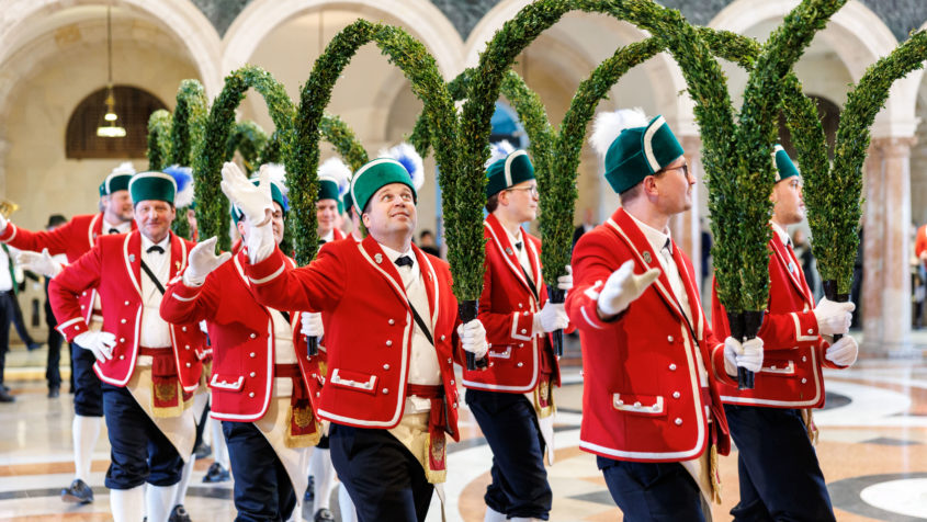 Aufführung des traditionellen Schäfflertanzes zur Schäfflermelodie. ...
