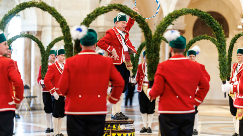 Reifenschwinger Christian Härtl stellt sich auf das Fass und ...