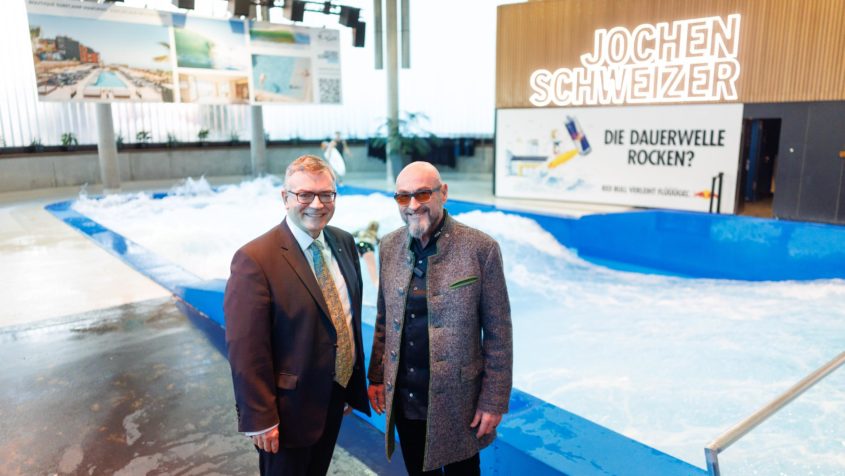 Staatsminister Dr. Florian Herrmann (links) und Jochen Schweizer ...