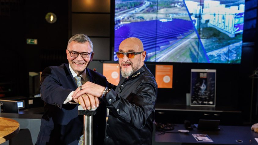 Staatsminister Dr. Florian Herrmann (links) und Jochen Schweizer (rechts) eröffnen den Solarpark der Jochen Schweizer Arena GmbH in Taufkirchen.
