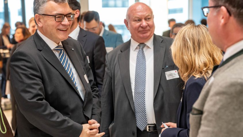 Staatsminister Dr. Florian Herrmann im Gespr&auml;ch.