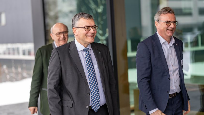 Staatsminister Dr. Florian Herrmann (Mitte) und der Geschäftsführer ...