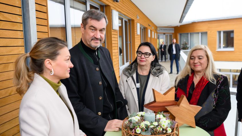 Gesundheitsministerin Judith Gerlach, Ministerpräsident Dr. Markus Söder, die Leiterin des Kinder- und Jugendhospiz Sternenzelt, Beate Neumeister, und MdL Melanie Huml (v.l.n.r.).
