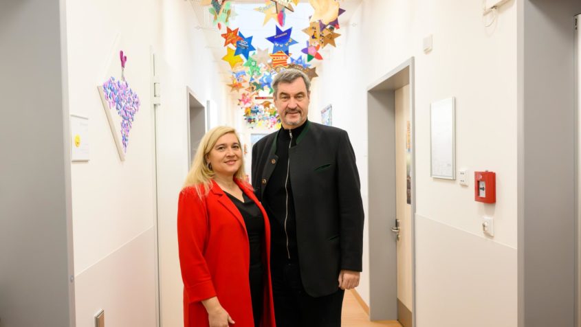 MdL Melanie Huml (links) und Ministerpräsident Dr. Markus Söder ...