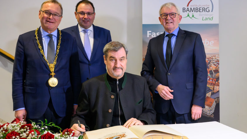 Ministerpräsident Dr. Markus Söder trägt sich in das Goldene ...