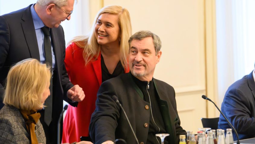 Der Bamberger Landrat Johann Kalb, MdL Melanie Huml und Ministerpr&auml;sident Dr. Markus S&ouml;der (v.l.n.r.).