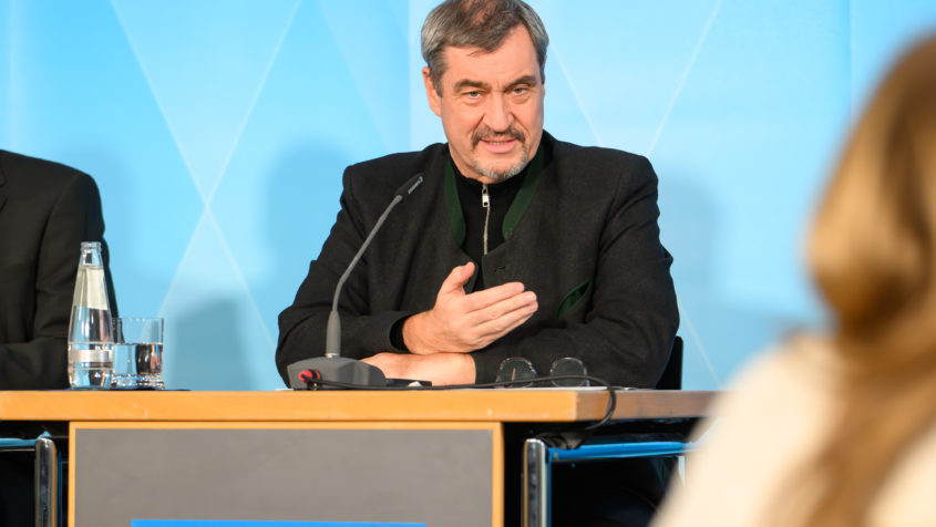 Im Rahmen einer Pressekonferenz informieren Ministerpräsident ...