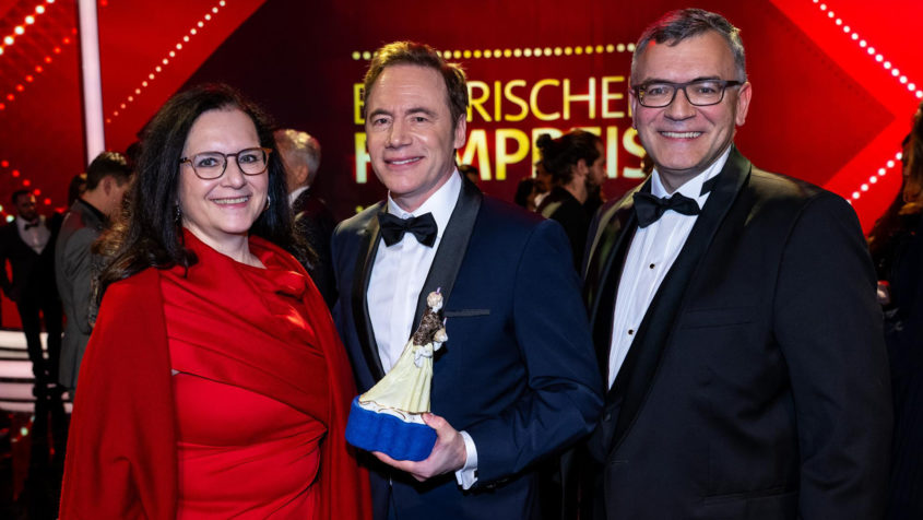 Renate Thalhammer-Herrmann, Michael "Bully" Herbig und Medienminister Dr. Florian Herrmann (v.l.n.r.).