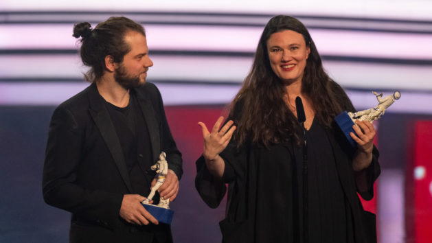 F&uuml;r &bdquo;In die Sonne schauen&ldquo; wurden Kameramann Fabian Gamper (links) mit dem Preis Bildgestaltung und Regisseurin Mascha Schilinski (rechts) mit dem der Regiepreis (dotiert mit 10.000 Euro ausgezeichnet.