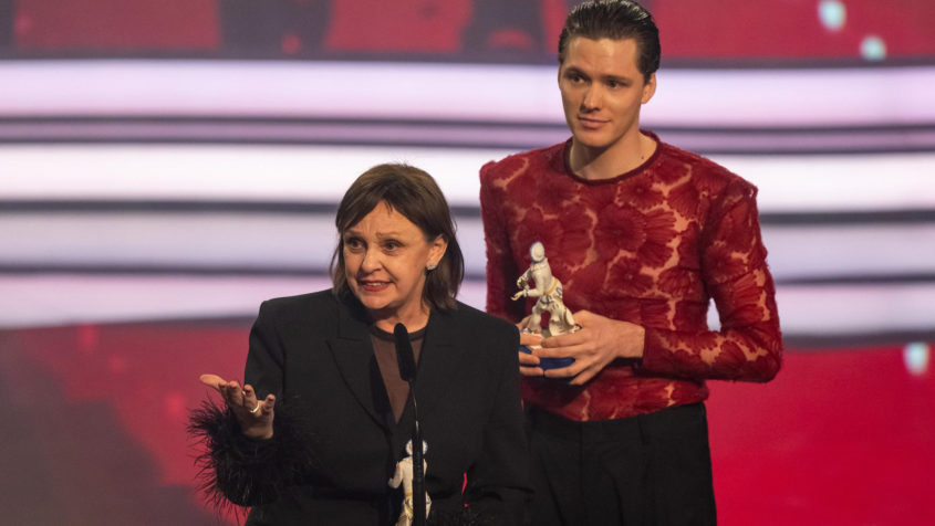 Til Schindler (rechts) und Heike Hanold-Lynch (links) wurden in der Kategorie Entdeckung f&uuml;r &bdquo;Scham&ldquo; ausgezeichnet.