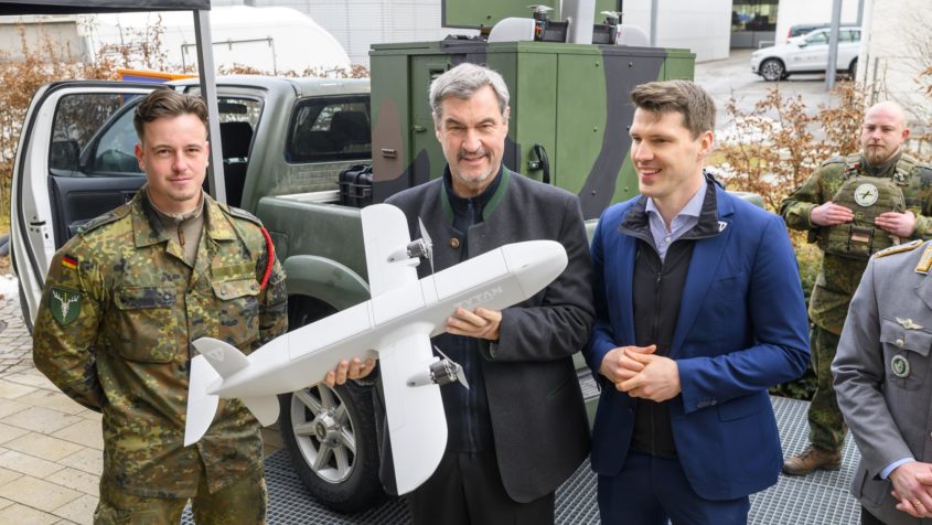 Bei seinem Besuch bei der TYTAN Technologies GmbH informiert ...