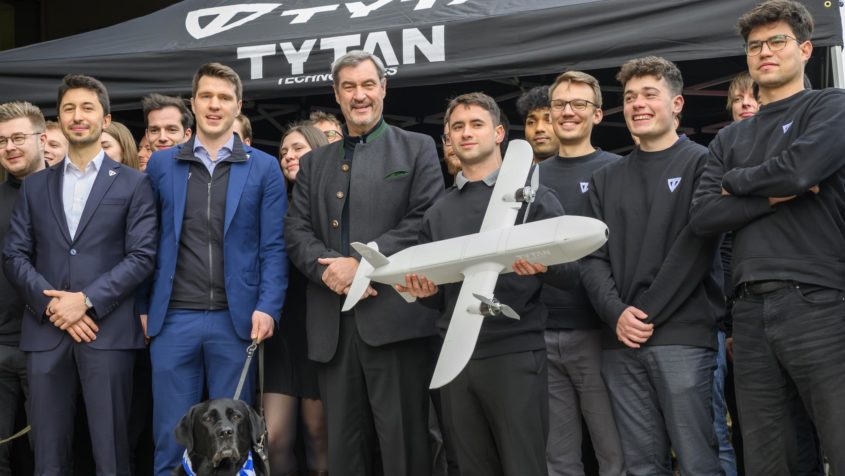 Ministerpr%C3%A4sident+Dr.+Markus+S%C3%B6der+bei+der+Er%C3%B6ffnung+des+neuen+Firmensitzes+inklusive+Produktion+des+Unternehmens+TYTAN+Technologies+GmbH+in+M%C3%BCnchen.