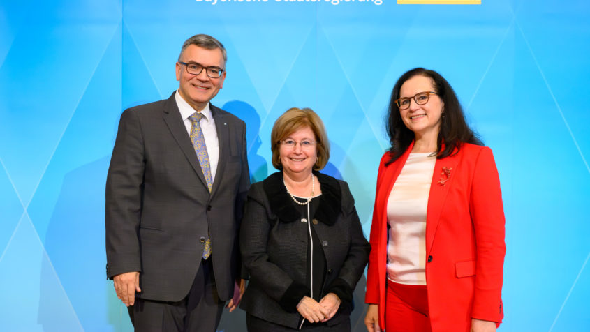 Staatskanzleiminister Dr. Florian Herrmann, die israelische Generalkonsulin Talya Lador-Fresher und Renate Thalhammer-Herrmann (v.l.n.r.).