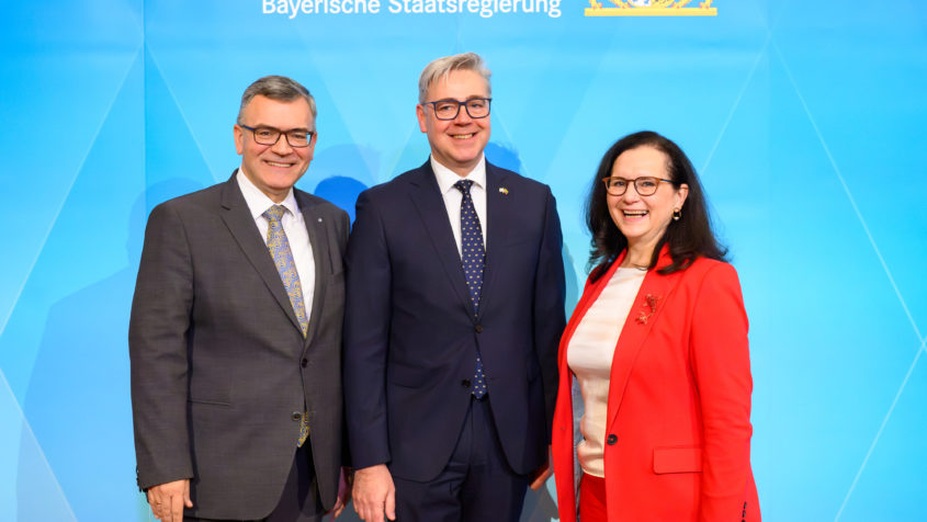 Staatskanzleiminister Dr. Florian Herrmann, der litauische Generalkonsul Donatas Kuslys und Renate Thalhammer-Herrmann (v.l.n.r.).