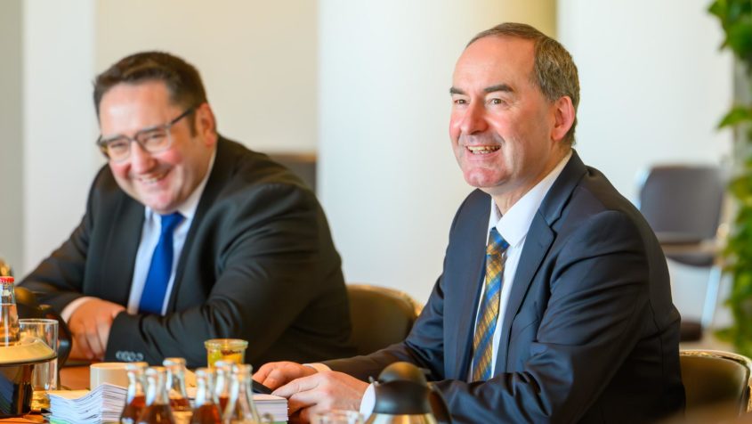 Wirtschaftsminister Hubert Aiwanger und Wirtschaftsstaatssekretär ...