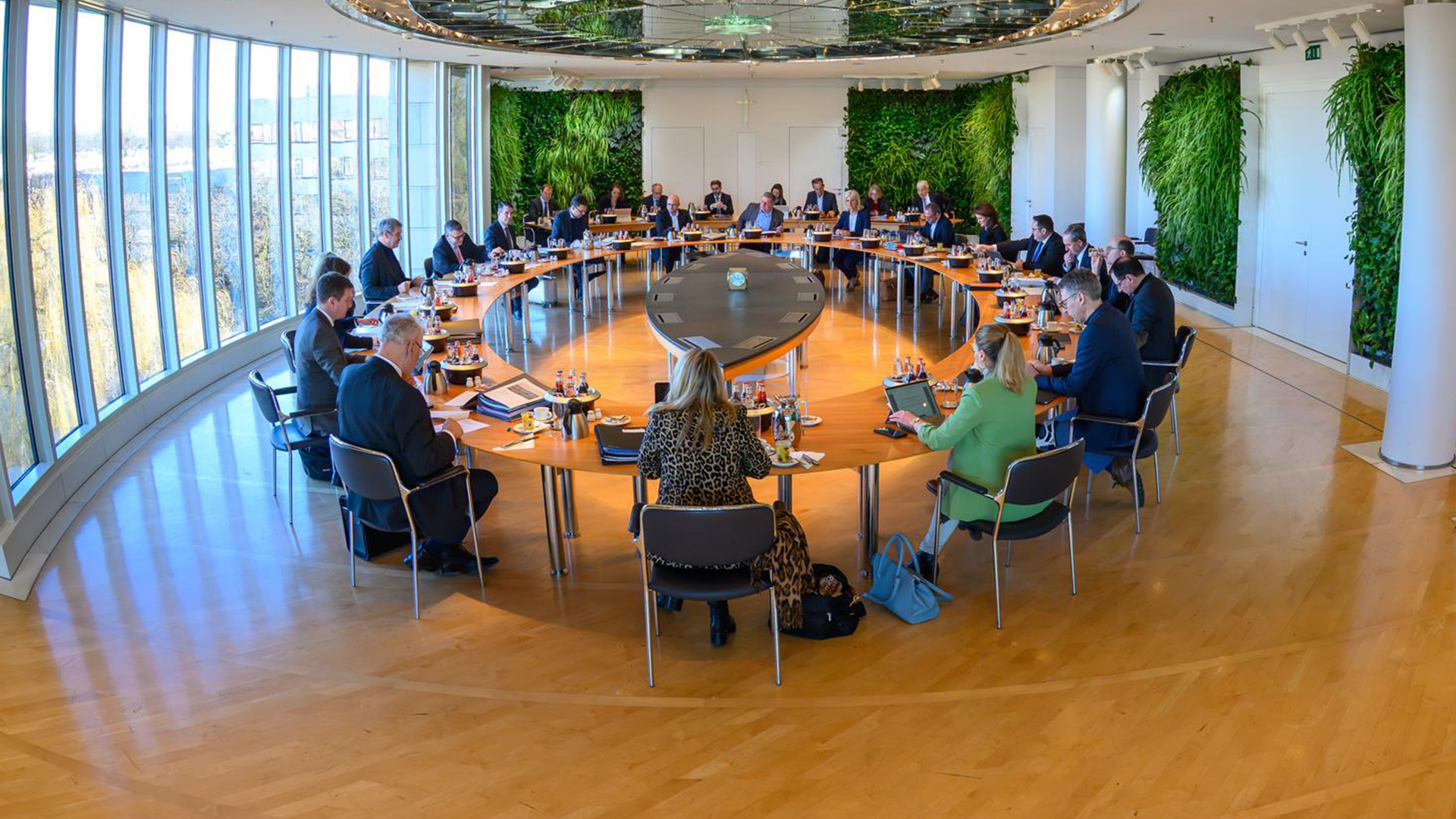 Die Kabinettssitzung findet unter Leitung von Ministerpräsident Dr. Markus Söder im Ministerratssaal in der Staatskanzlei statt.