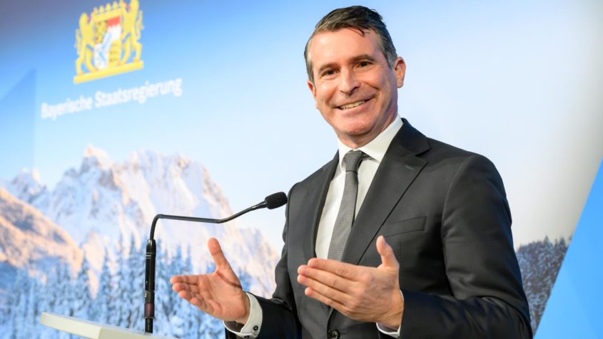 Europaminister Eric Beißwenger hält bei der Kick-off-Veranstaltung für die neuen Europe Direct Informationszentren in Bayern eine Rede.