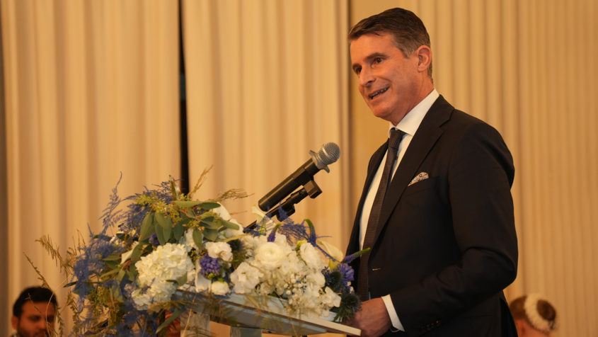 Beim Empfang anlässlich des Nationalfeiertages der Republik Indien hält Staatsminister Eric Beißwenger eine Rede. © Generalkonsulat der Republik Indien