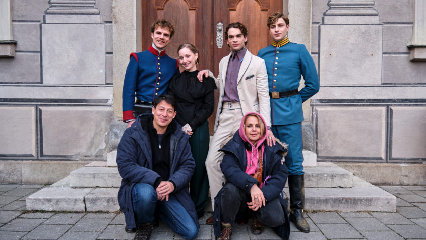 Medienminister Dr. Florian Herrmann besucht die Dreharbeiten zur Serie 