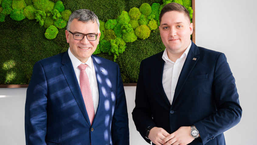 Besuch der Cosmema GmbH in Gaimersheim: Staatsminister Dr. Florian Herrmann (links) wird von Gründer und Geschäftsführer Johannes Vollnhals (rechts) empfangen. © Cosmema GmbH