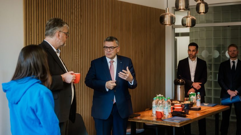 Staatsminister Dr. Florian Herrmann im Gespräch bei seinem ...