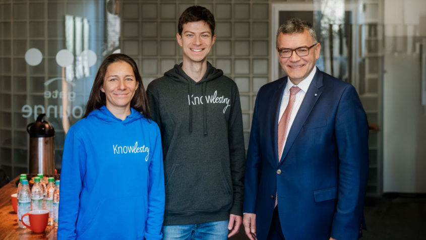 CEO Elena Holsten und CTO Stefan Bamberger empfangen Staatsminister Dr. Florian Herrmann (v.l.n.r.) beim Start-up Knowlestry. © Knowlestry GmbH