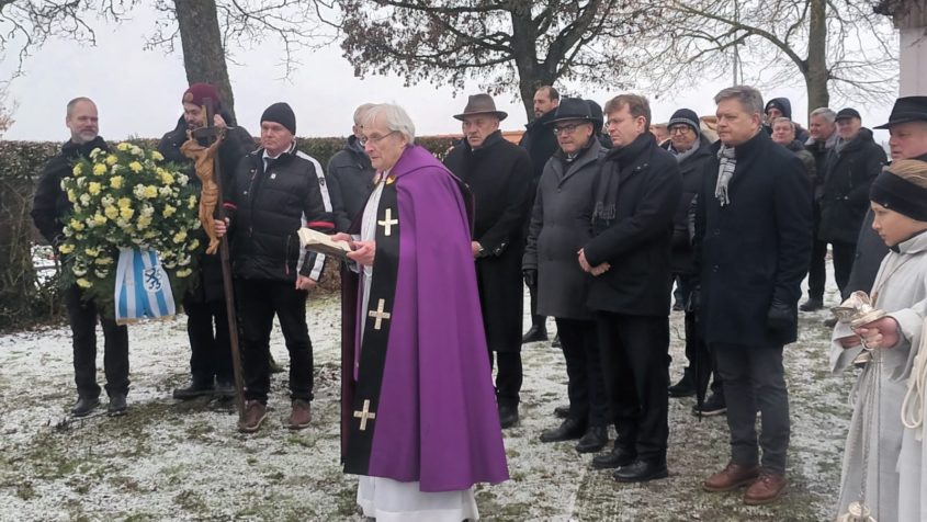 Kranzniederlegung am Kriegerdenkmal in Ingolstadt-Pettenhofen. ...