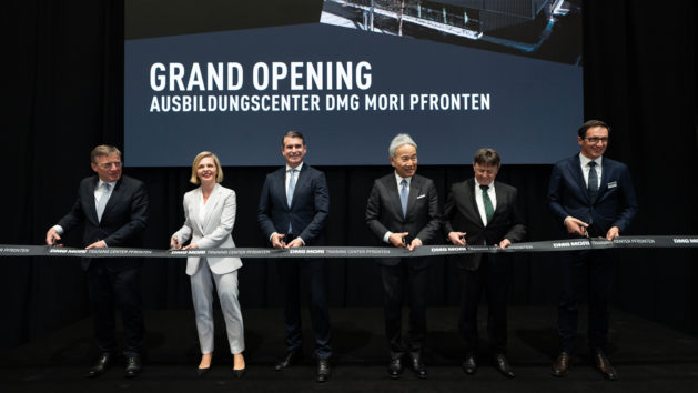 Europaminister Eric Beißwenger (3. von links) bei der Einweihung des neuen Ausbildungscenters der DMG MORI, einem führenden Hersteller von hochpräzisen Werkzeugmaschinen, in Pfronten. © DMG MORI EMEA Holding GmbH