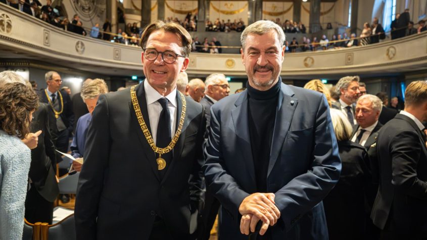 Ministerpr&auml;sident Dr. Markus S&ouml;der (rechts) und der Pr&auml;sident der Ludwig-Maximilians-Universit&auml;t, Professor Matthias Tsch&ouml;p (links).