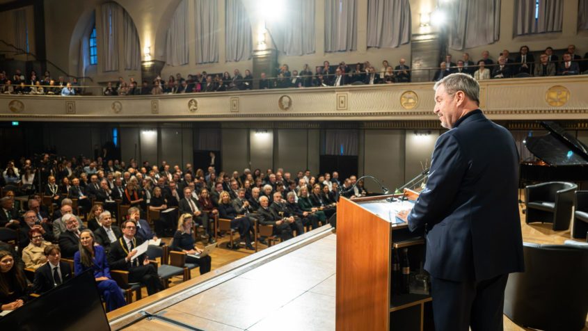 "Bayern ist das Land von Forschung und Wissenschaft. Die LMU ist ein Flaggschiff der Hochschullandschaft und vereint geisteswissenschaftliche Exzellenz mit Hightech: Sie ist Deutschlands gr&ouml;&szlig;te Uni mit 54.000 Studierenden und &uuml;ber 800 Professuren." - Ministerpr&auml;sident Dr. Markus S&ouml;der.