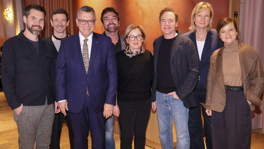 Gruppenbild unter anderem mit dem Vorstandsvorsitzenden der Constantin Film AG, Oliver Berben, Medienminister Dr. Florian Herrmann, der Gesch&auml;ftsf&uuml;hrerin der FilmFernsehFonds Bayern GmbH, Dorothee Erpenstein sowie der Schauspieler und Regisseur Michael "Bully" Herbig. &copy; FFF Bayern/Kurt Krieger