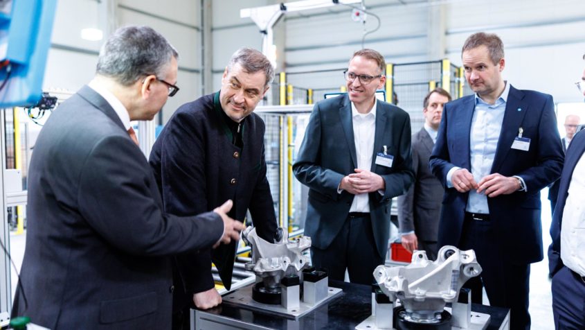 Staatsminister Dr. Florian Herrmann (links) und Ministerpr&auml;sident Dr. Markus S&ouml;der (2. von links) w&auml;hrend eines Rundgangs durch das Achsmontagewerk der thyssenkrupp Automotive Systems.