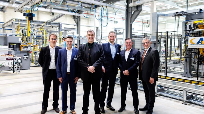 Gruppenbild unter anderen mit dem Gesch&auml;ftsf&uuml;hrer der thyssenkrupp Automotive Systems, Dr. Dominik Gl&auml;&szlig;er (2. von links), Ministerpr&auml;sident Dr. Markus S&ouml;der (3. von links), dem Vorstandsmitglied der thyssenkrupp AG und CEO der thyssenkrupp Automotive Technology, Dr. Volkmar Dinstuhl (3. von rechts) sowie Staatsminister Dr. Florian Herrmann (rechts).