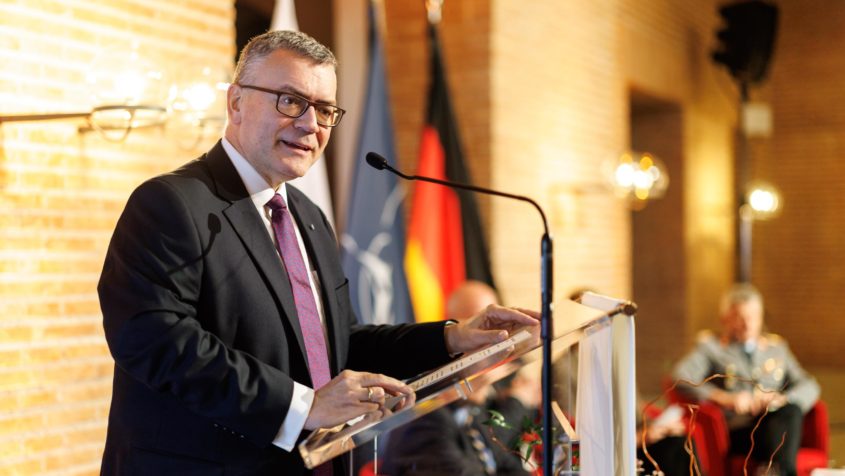 Staatsminister Dr. Florian Herrmann hält beim „Sicherheitspolitischen ...