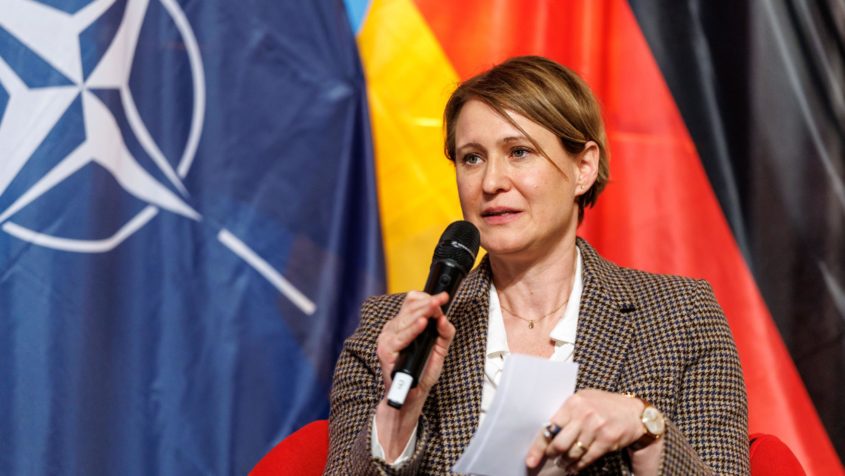 Dr. Jana Puglierin moderiert die Podiumsdiskussion beim 