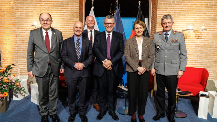 Gruppenbild (v.l.n.r.): Bundesminister a.D. Christian Schmidt ...