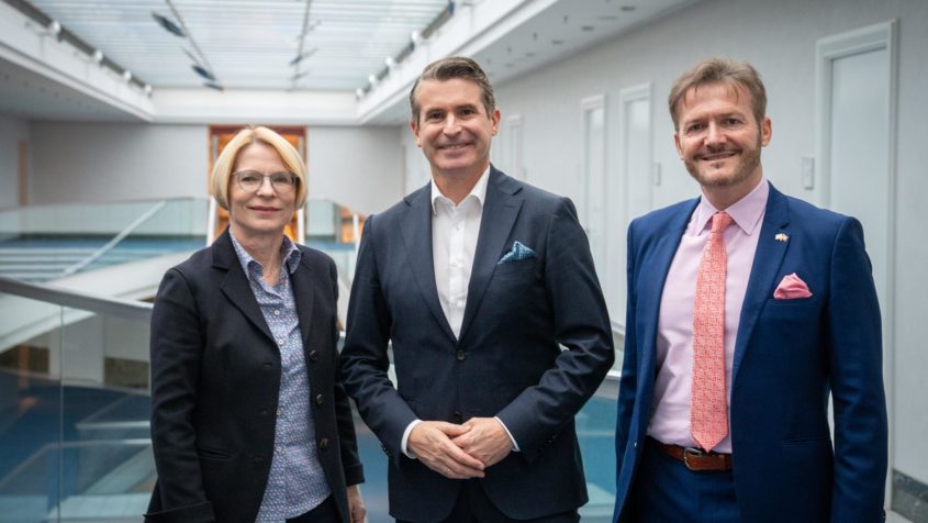 Die Schweizer Botschafterin Livia Leu, Europaminister Eric Bei&szlig;wenger und der Schweizer Generalkonsul Eros Robbiani (v.l.n.r.).