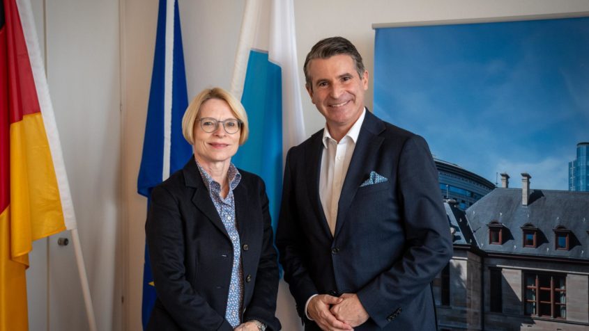 Europaminister Eric Bei&szlig;wenger (rechts) begr&uuml;&szlig;t die Botschafterin der Schweizerischen Eidgenossenschaft, Livia Leu (links), in der Staatskanzlei.