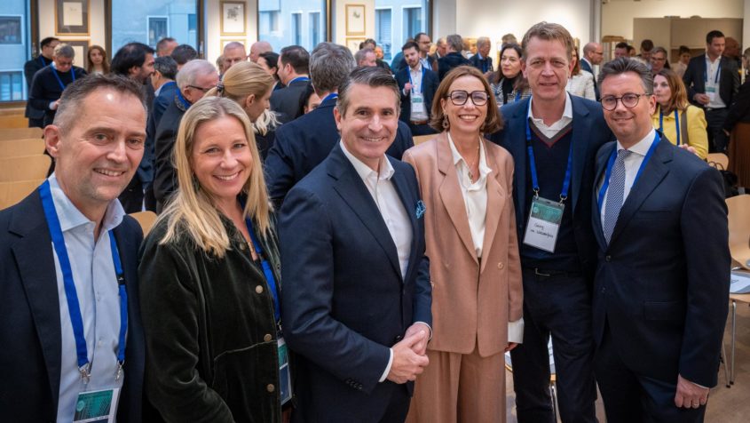 Gruppenbild (v.l.n.r.): Die Gesch&auml;ftsf&uuml;hrenden Gesellschafter der ALPHAZIRKEL GmbH, Dr. Albert M. Geiger und Nina Storp, Europaminister Eric Bei&szlig;wenger, die Head of Fund Solutions bei der FERI AG, Heike Ahlgrimm, der Leiter Wealth Management Region S&uuml;d bei der FERI AG, Georg von Waldenfels, und dem Bereichsvorstand Wealth Management der FERI AG, Michael J&auml;nsch.